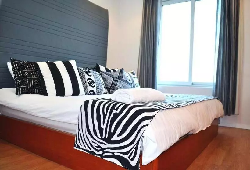 Deluxe Suite King Bed, Art House