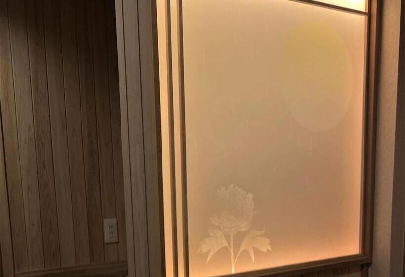 סוויטה עם ג'קוזי, Kashoutei Hanaya