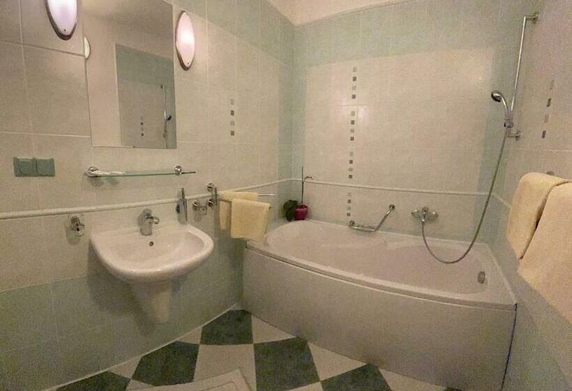 スイート, Ostrov Garni