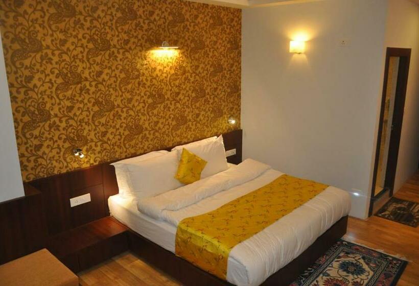 חדר סטנדרט, The Golden Crest