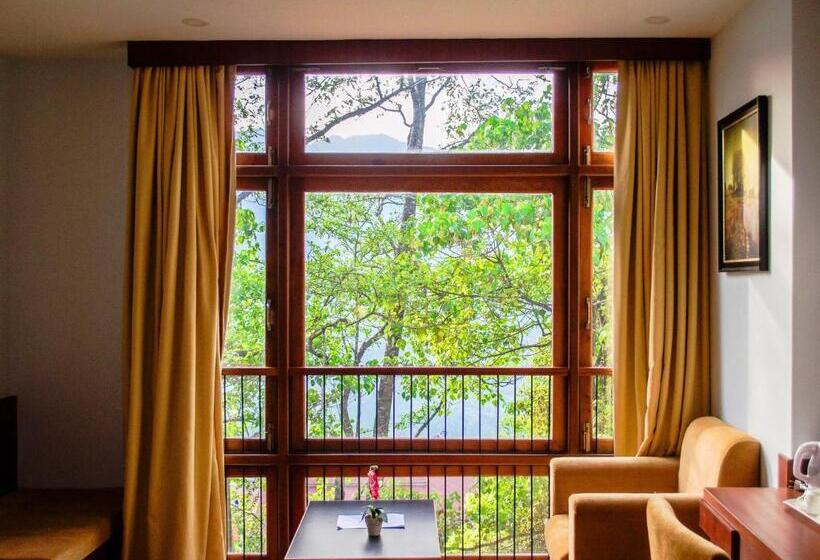 Premium room w/ mountain view, The Golden Crest