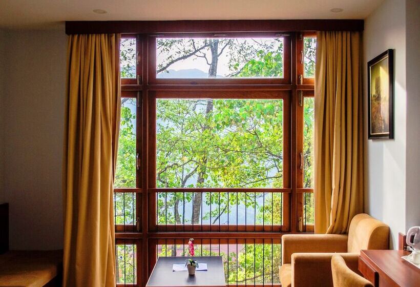 חדר אקזקיוטיב, The Golden Crest