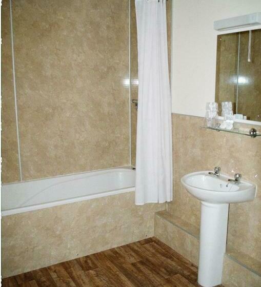 חדר משפחתי, The Lounge Hotel & Bar