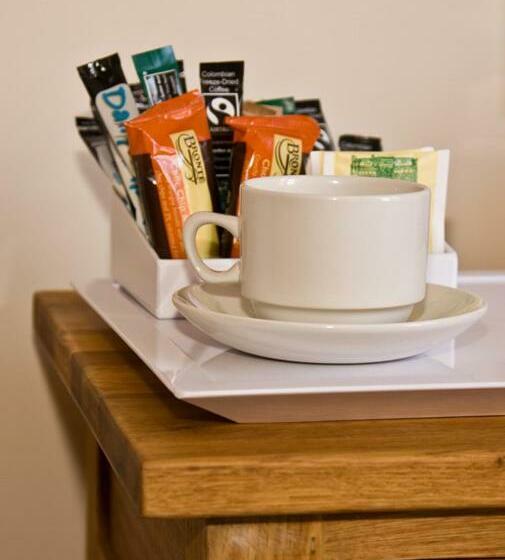 חדר משפחתי, The Lounge Hotel & Bar