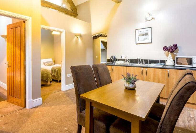 דירת שלושה חדרים, The Lounge Hotel & Bar