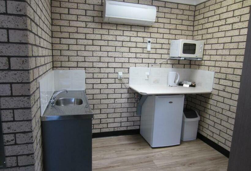 اتاق اجرایی, Cowra Crest Motel