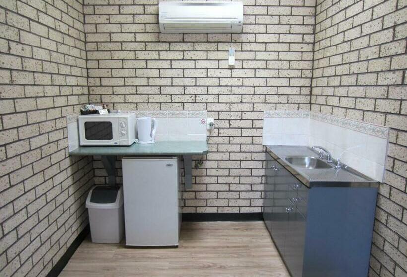 اتاق خانوادگی, Cowra Crest Motel