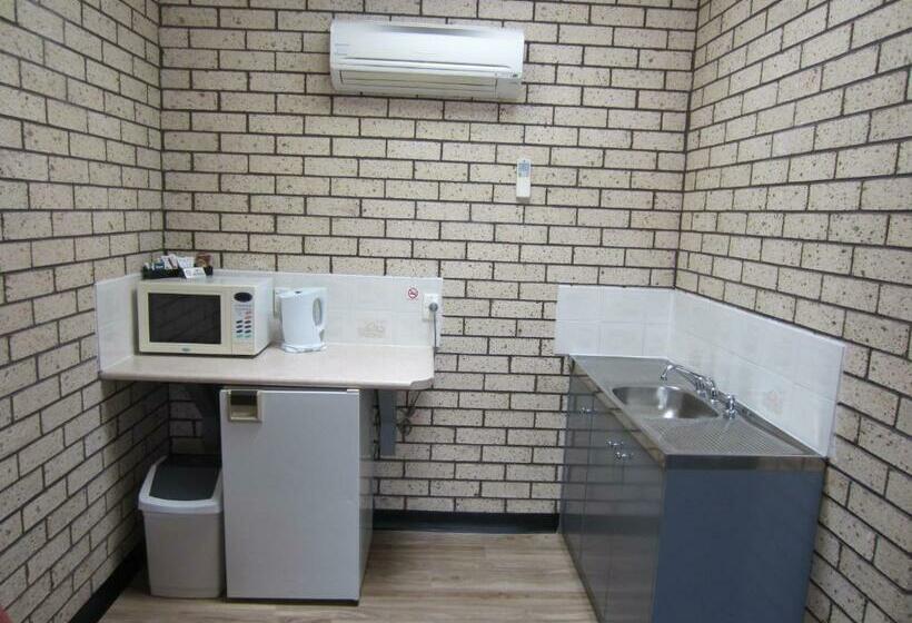 اتاق اجرایی, Cowra Crest Motel