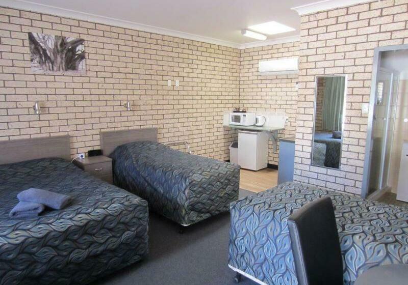 اتاق خانوادگی, Cowra Crest Motel