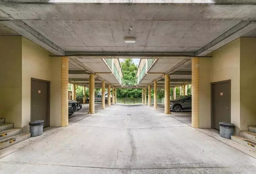 エクゼクティブルーム, Bent Street Motor Inn