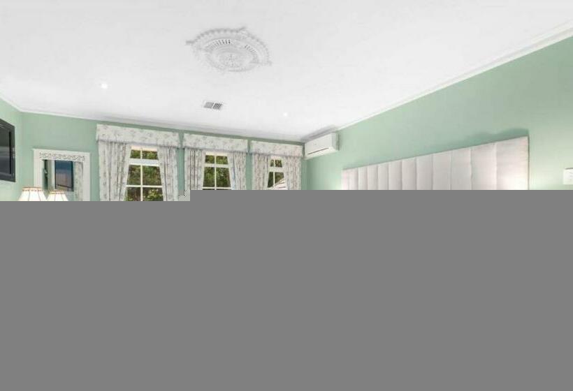 سوئیت با تخت بزرگ, Montfort Manor