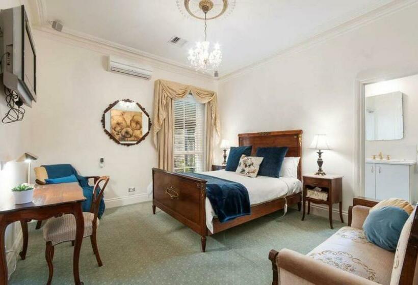 Suite Queen Bed, Montfort Manor