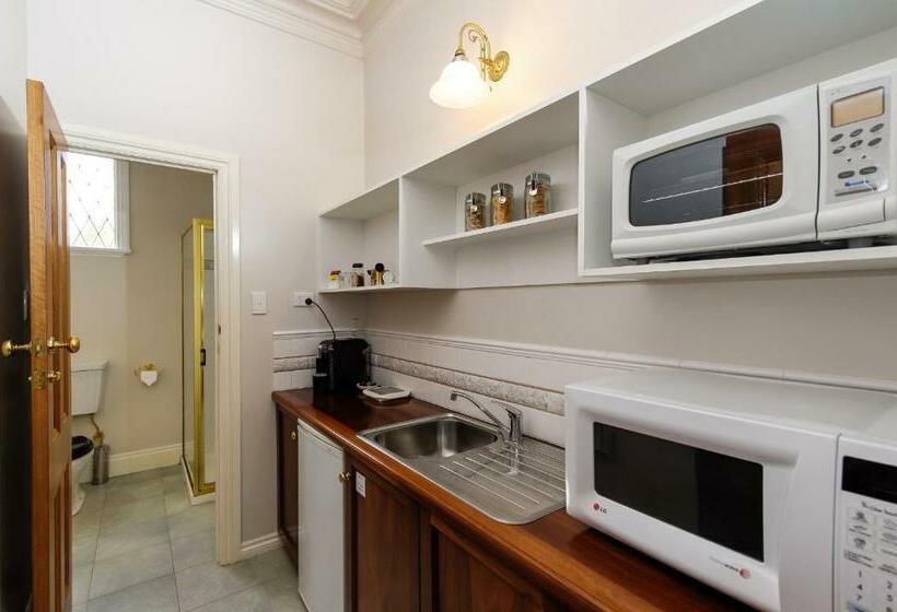 Suite Queen Bed, Montfort Manor