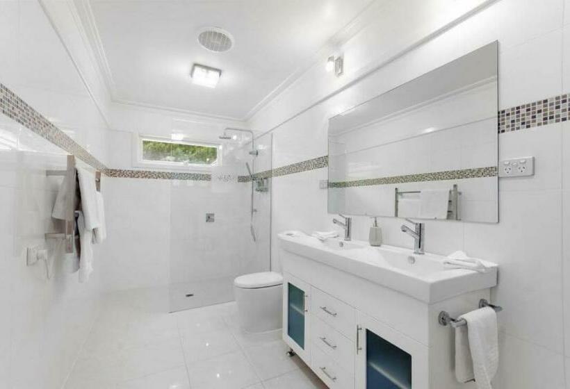 سوئیت با تخت بزرگ, Montfort Manor