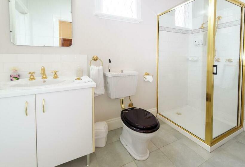 Suite Queen Bed, Montfort Manor