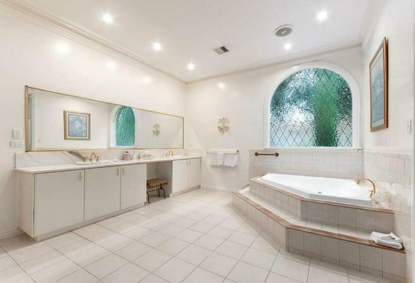 سوییت اجرایی, Montfort Manor