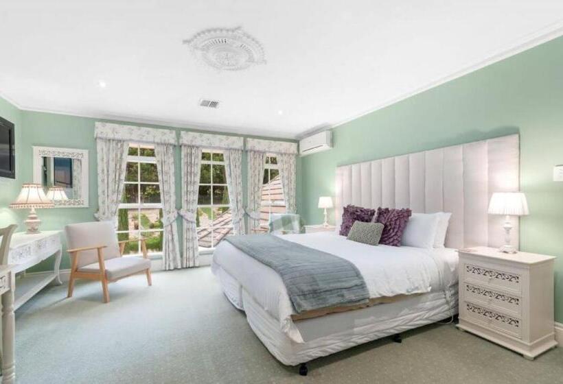 سوئیت با تخت بزرگ, Montfort Manor