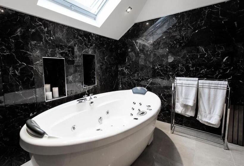 Deluxe Suite King Bed, Montfort Manor