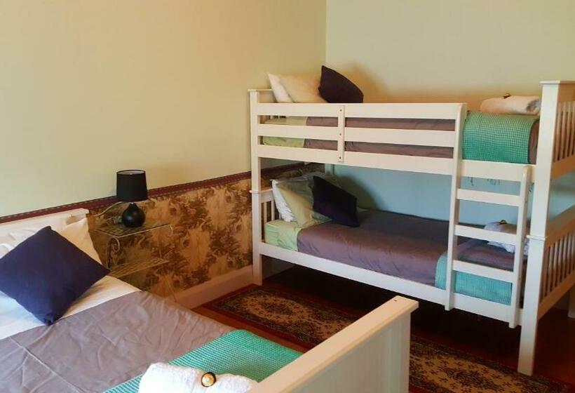 غرفة عائلية, The Bears Went Over The Mountain