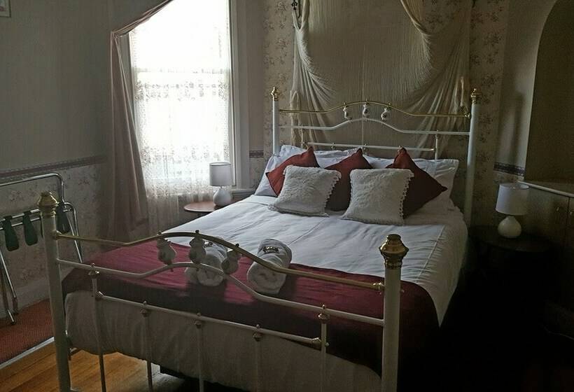 غرفة عائلية, The Bears Went Over The Mountain