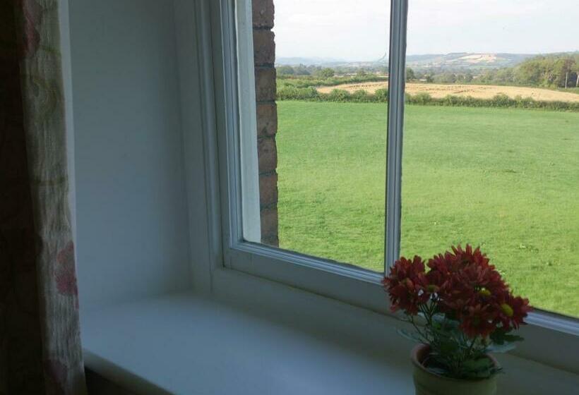 スイート, Upper Letton Farmhouse