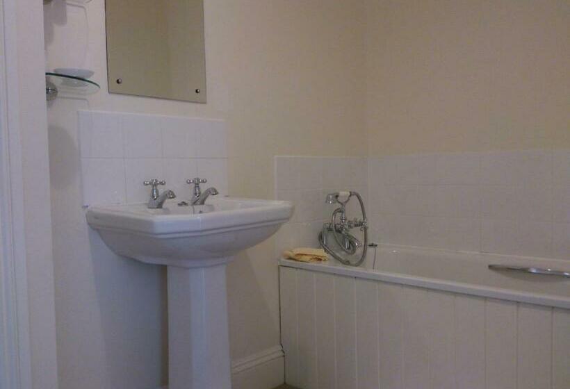 スイート, Upper Letton Farmhouse