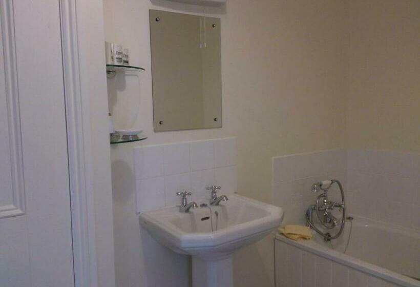 スイート, Upper Letton Farmhouse