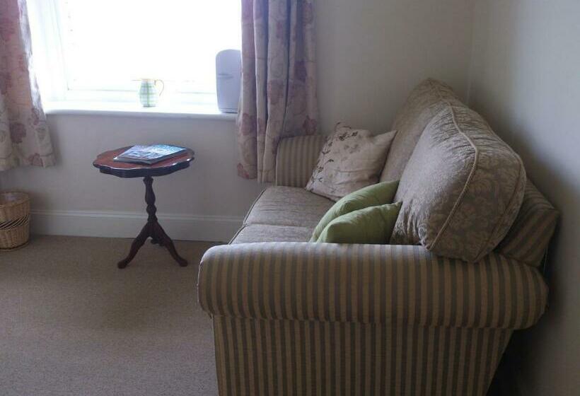 スイート, Upper Letton Farmhouse