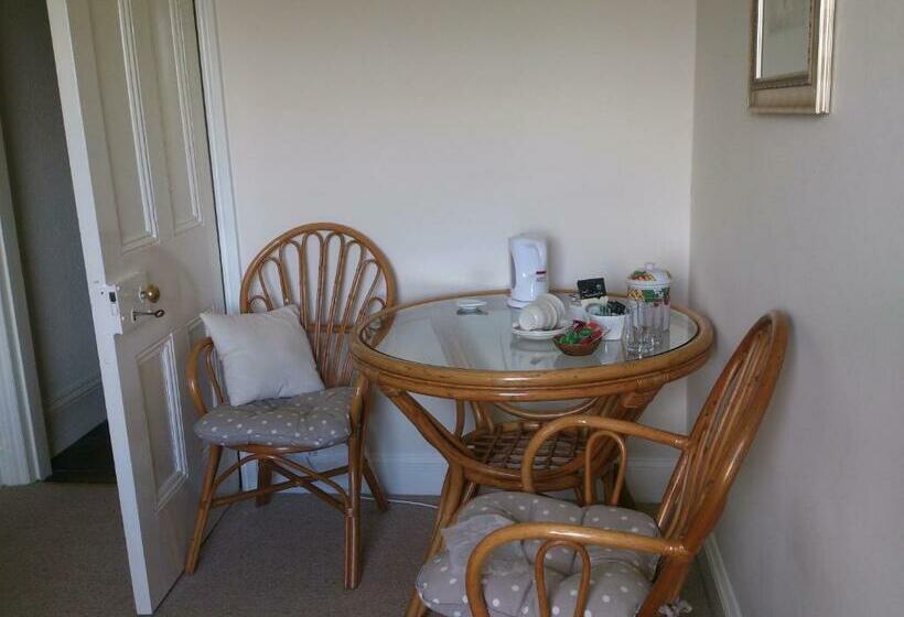 スイート, Upper Letton Farmhouse