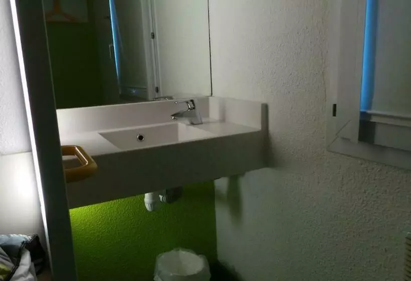バス共有のスタンダードルーム, Enzo Hotels 1er Prix