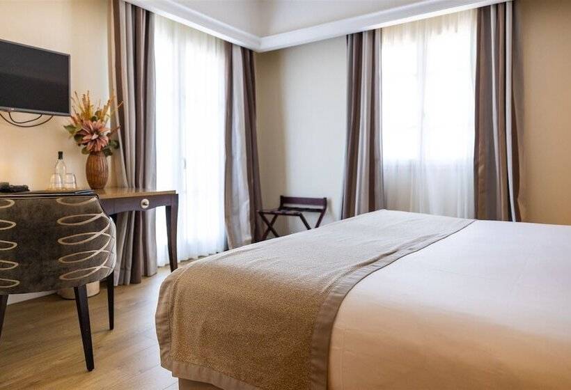 غرفة سوبيريور مطلّة علي البحر, Des Gouverneurs