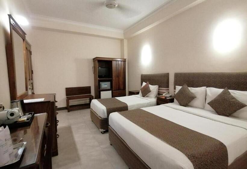 اتاق لوکس سه تخته, The Royal Mall Kandy