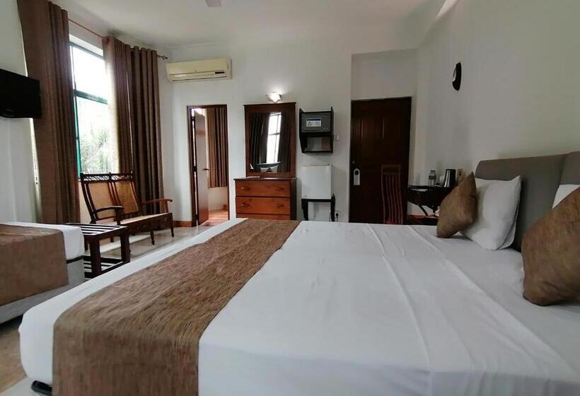 اتاق لوکس سه تخته, The Royal Mall Kandy