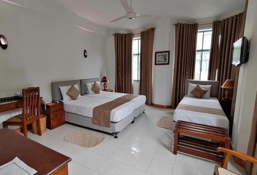 اتاق لوکس سه تخته, The Royal Mall Kandy