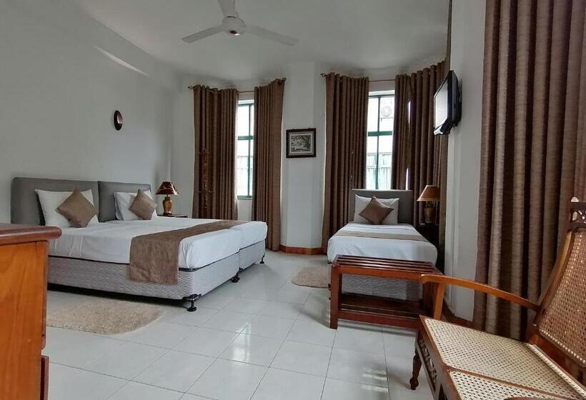 اتاق لوکس سه تخته, The Royal Mall Kandy
