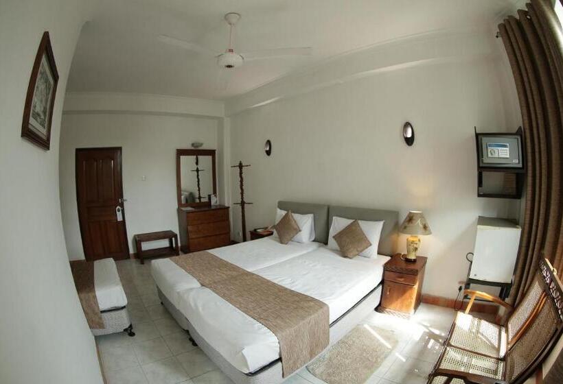 اتاق لوکس سه تخته, The Royal Mall Kandy