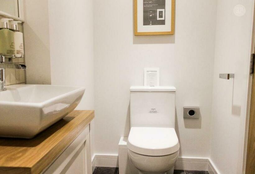 סוויטה, The White Lion, Soberton