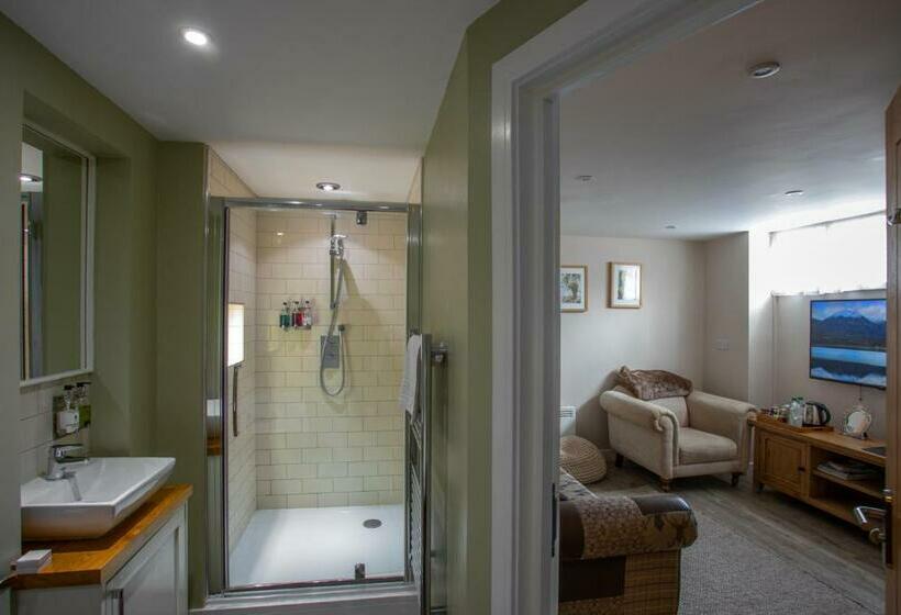 סוויטה, The White Lion, Soberton