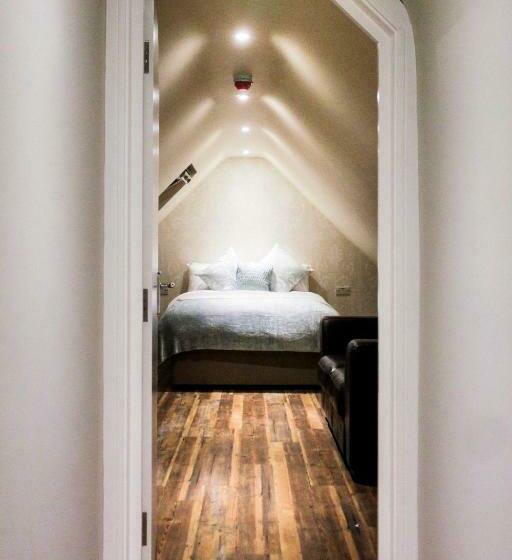 סוויטה, The White Lion, Soberton