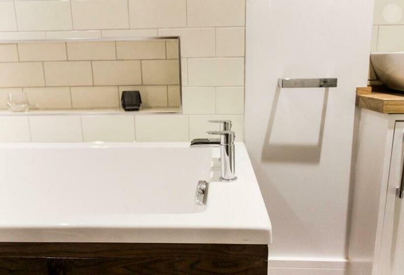 סוויטה, The White Lion, Soberton