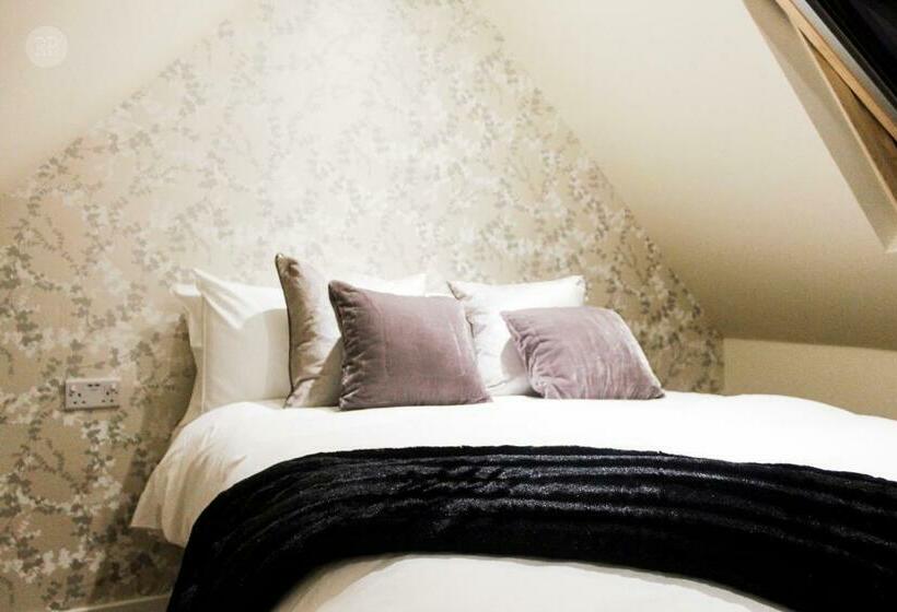 סוויטה, The White Lion, Soberton