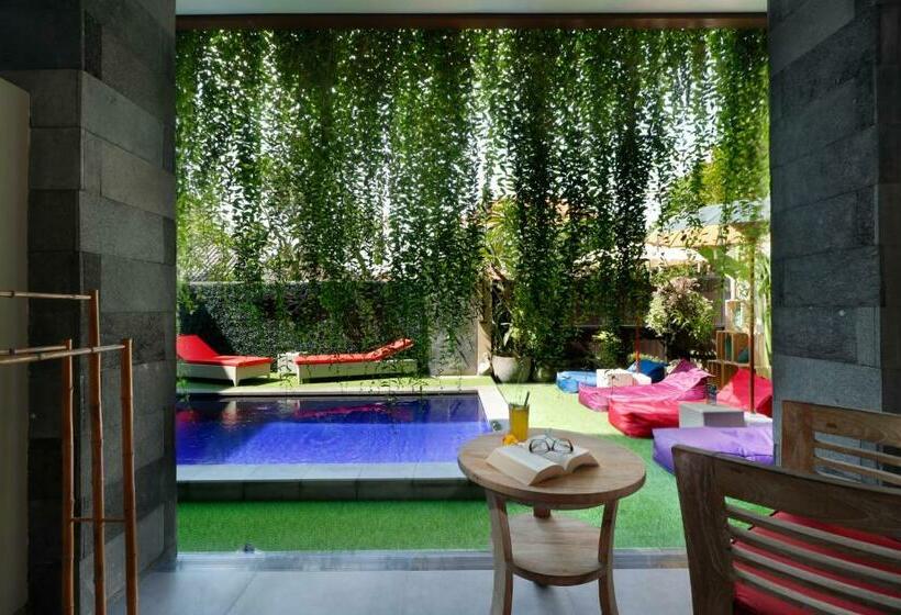 标准间带游泳池, Vansari