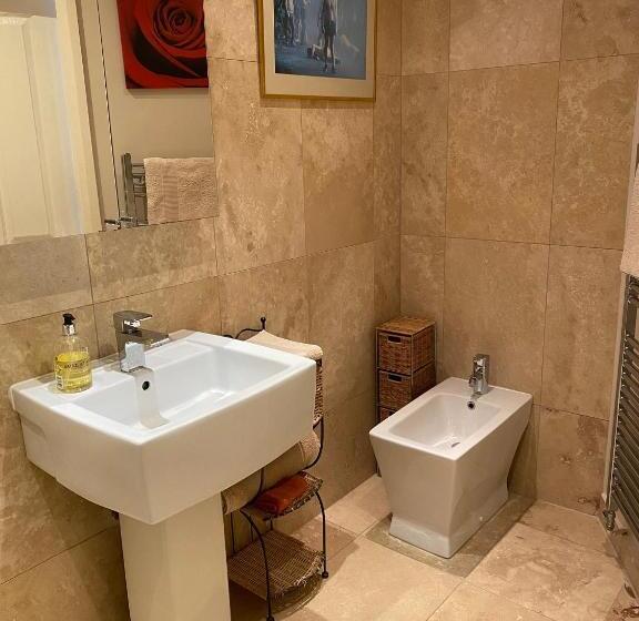 اتاق لوکس با تخت بزرگ, Orchard Side Bed And Breakfast