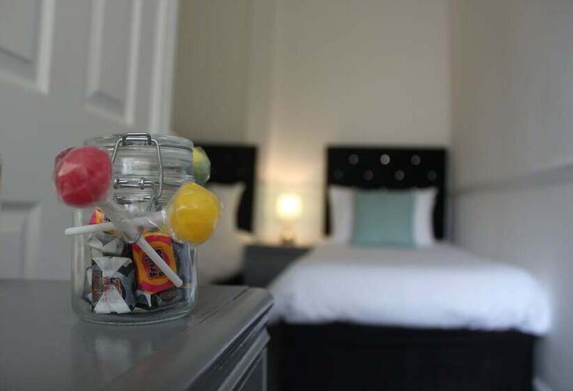 חדר משפחתי, The Millbrook B&b