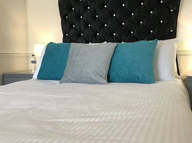 חדר משפחתי, The Millbrook B&b