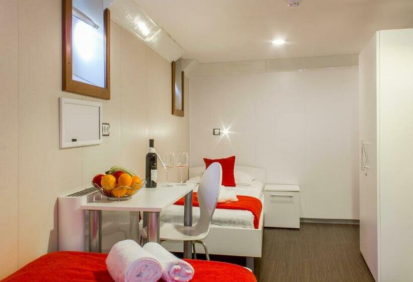 اتاق استاندارد چهار تخته, Botel Marina