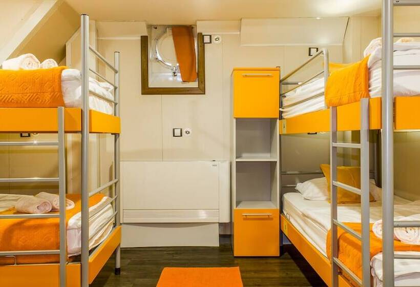 Кровать в Общей Комнате, Botel Marina