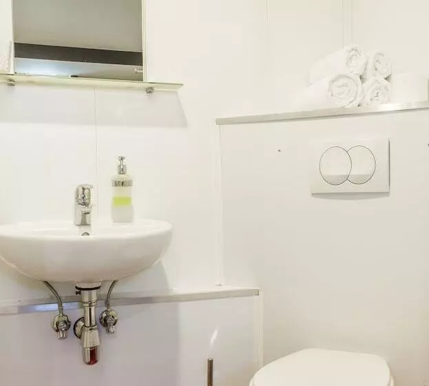 ルームシェアのワンベッド, Botel Marina