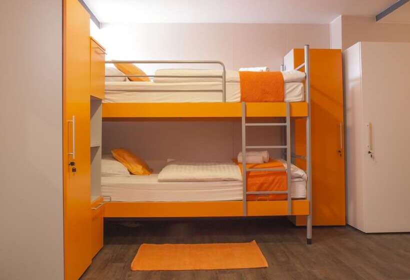 Кровать в Общей Комнате, Botel Marina