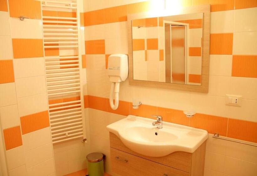 Pokój Standard Trzyosobowy, Arcona